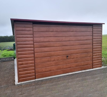 Garaże z szerokim panelem